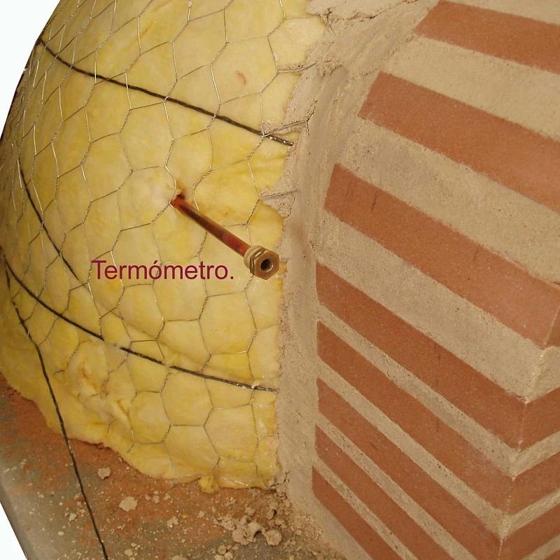 Paso 8: Colocamos el termómetro en el horno de leña