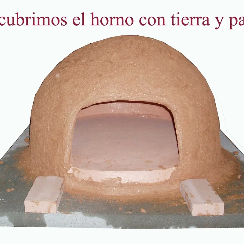 Paso 4: Recubrimos el horno de leña con tierra y paja